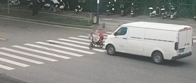 一辆电动车挤5人?少年违规载人被查处!家长务必注意→ 一辆电动车挤5人?少年违规载人被查处!家长务必注意→