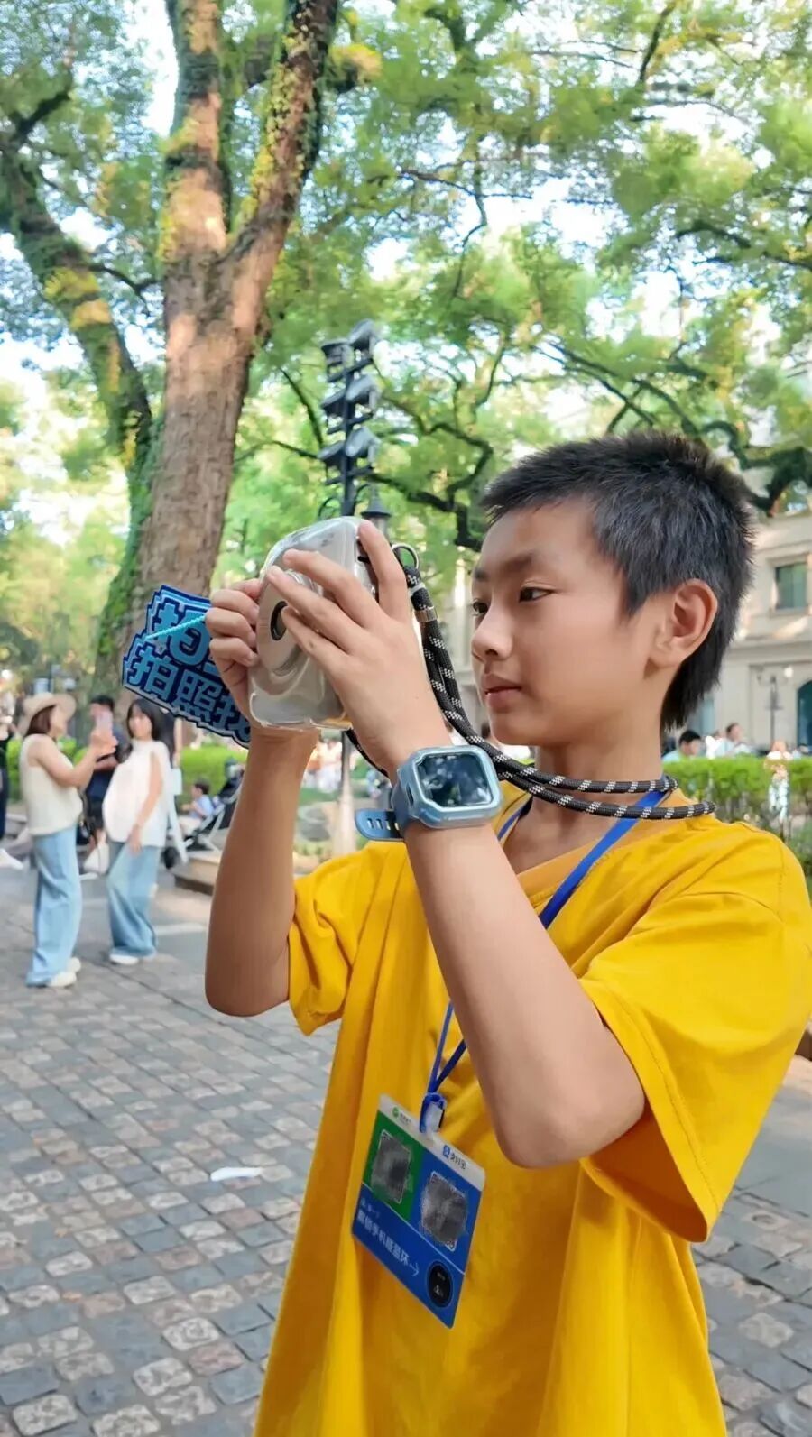 广州12岁“小孩哥”火了!摆摊拍照赚钱,给自己最好的生日礼是成长 广州12岁“小孩哥”火了!摆摊拍照赚钱,给自己最好的生日礼是成长
