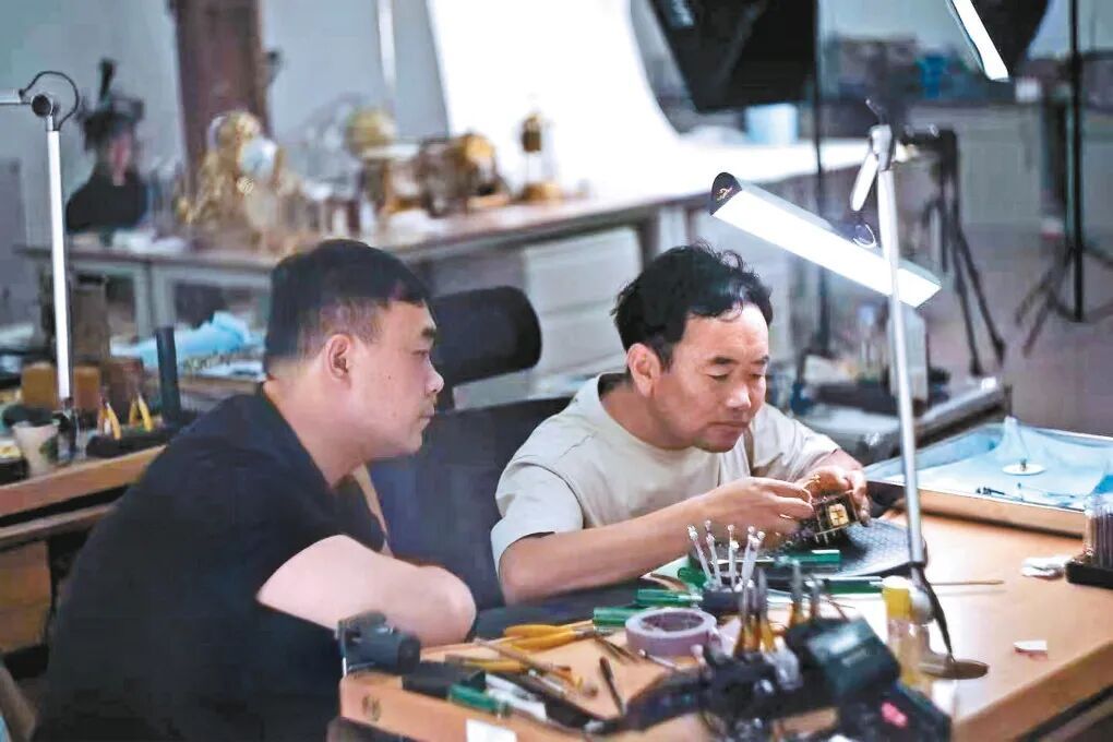 这群故宫匠人,修好了布达拉宫里沉睡上百年的钟表 这群故宫匠人,修好了布达拉宫里沉睡上百年的钟表