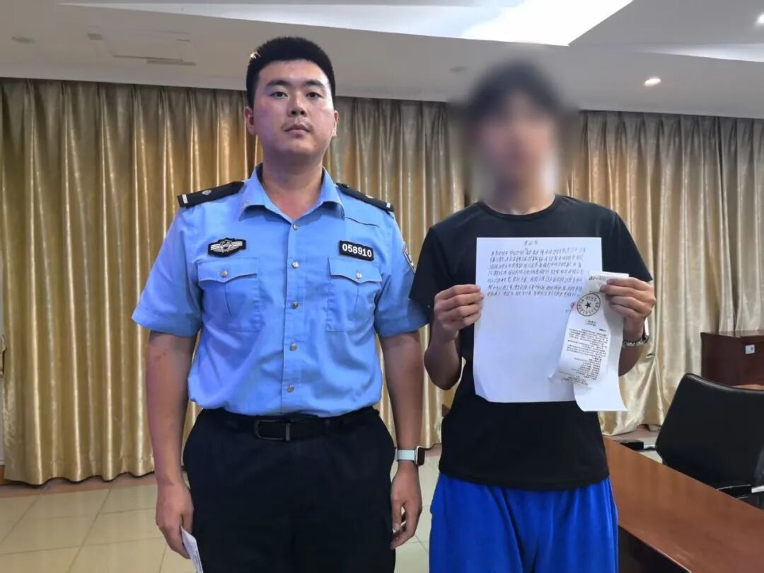 胆太大!一辆电动车挤5个人!15岁少年骑车载人被查,2000元罚单给家长敲警钟 胆太大!一辆电动车挤5个人!15岁少年骑车载人被查,2000元罚单给家长敲警钟