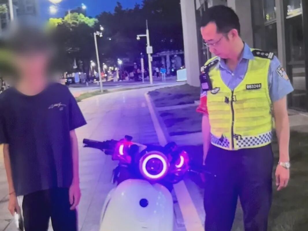 一辆电动车挤5人?少年违规载人被查处!家长务必注意→ 一辆电动车挤5人?少年违规载人被查处!家长务必注意→