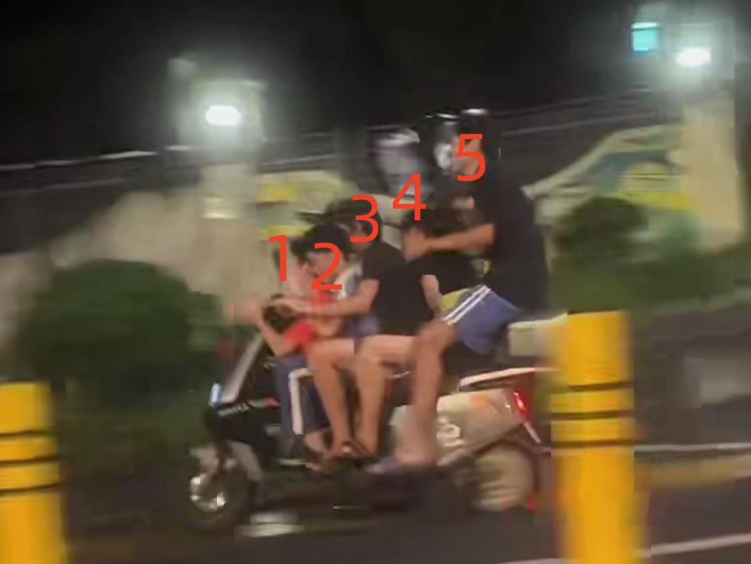 胆太大!一辆电动车挤5个人!15岁少年骑车载人被查,2000元罚单给家长敲警钟 胆太大!一辆电动车挤5个人!15岁少年骑车载人被查,2000元罚单给家长敲警钟