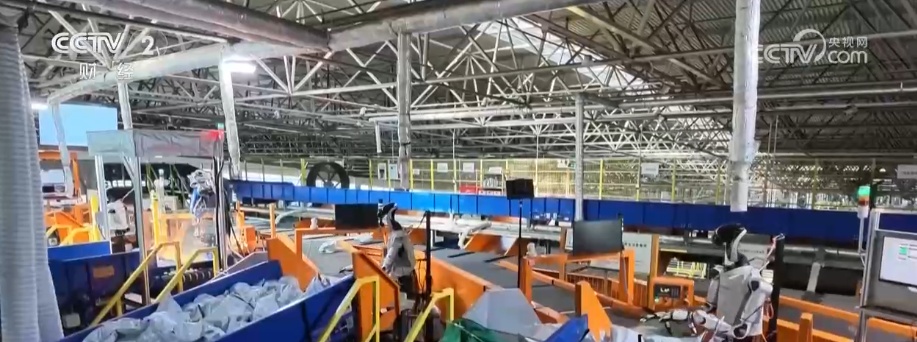 构建真实场景驱动“数据飞轮” 机器人兼具“炫技+实干”扎堆进厂“上班” 构建真实场景驱动“数据飞轮” 机器人兼具“炫技+实干”扎堆进厂“上班”