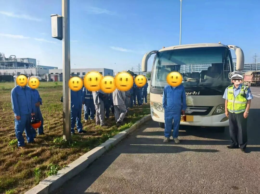 准驾不符+超员载客，司机、调度员双双被罚！