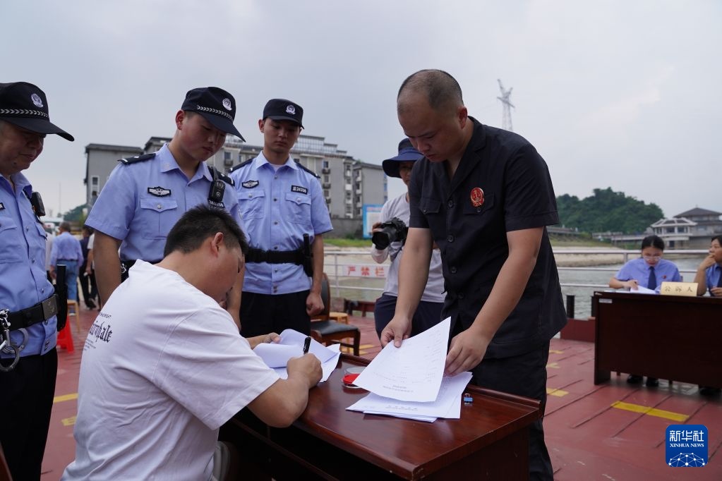 鄱阳湖上开庭 审案护长江 鄱阳湖上开庭 审案护长江
