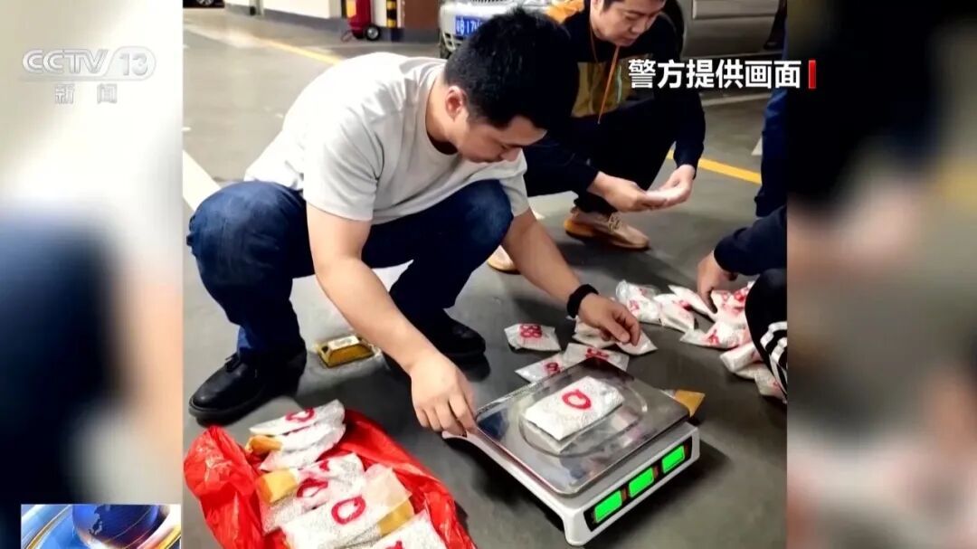 老人坐着轮椅入境,半小时后推着轮椅走路出境,海关人员觉得不对劲,拆开轮椅发现大问题;28人全部落网,总案值超1100万元 老人坐着轮椅入境,半小时后推着轮椅走路出境,海关人员觉得不对劲,拆开轮椅发现大问题;28人全部落网,总案值超1100万元