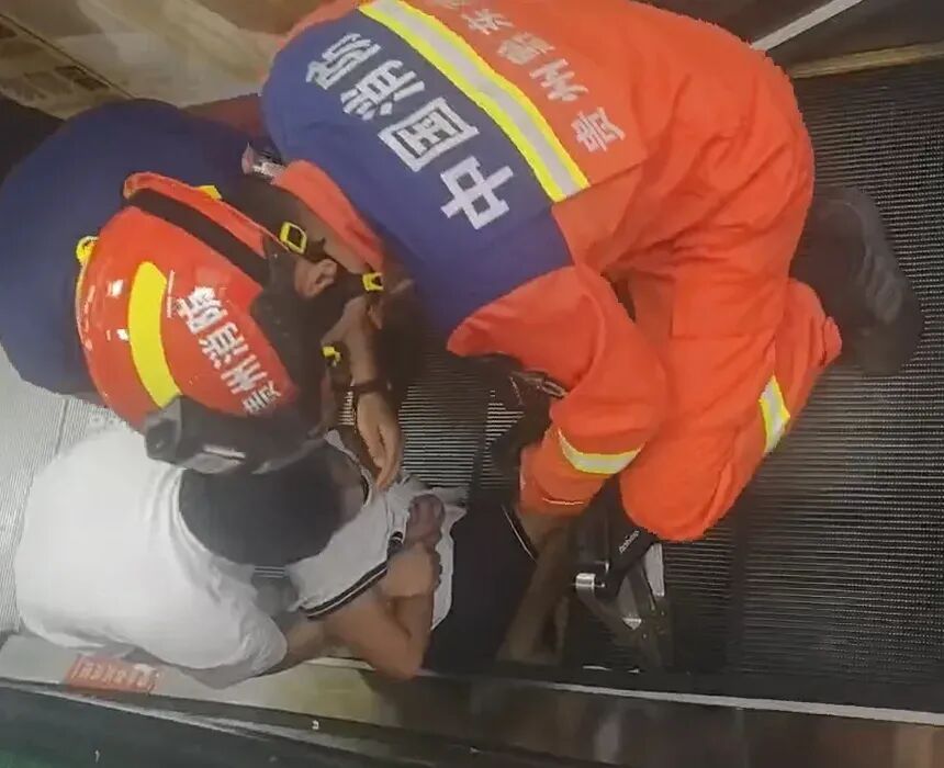 2岁幼童独自坐上电梯，下一秒，她冲了出来……
