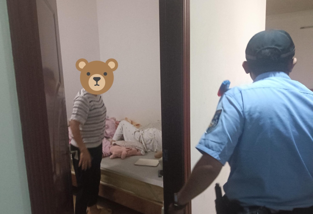 孕妇突发破水被困,警员破锁紧急救援! 孕妇突发破水被困,警员破锁紧急救援!