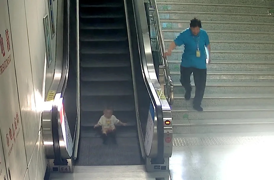 2岁幼童独自坐上电梯，下一秒，她冲了出来……