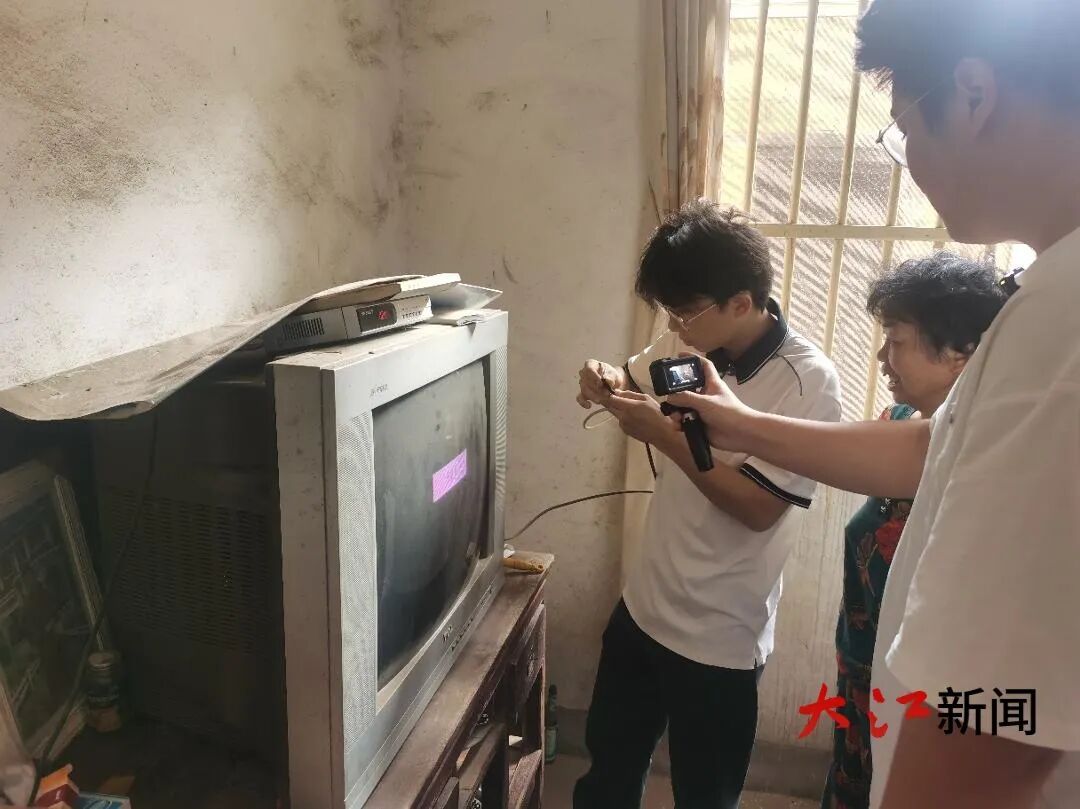“我们在江西,为大爷大妈免费修电器” “我们在江西,为大爷大妈免费修电器”