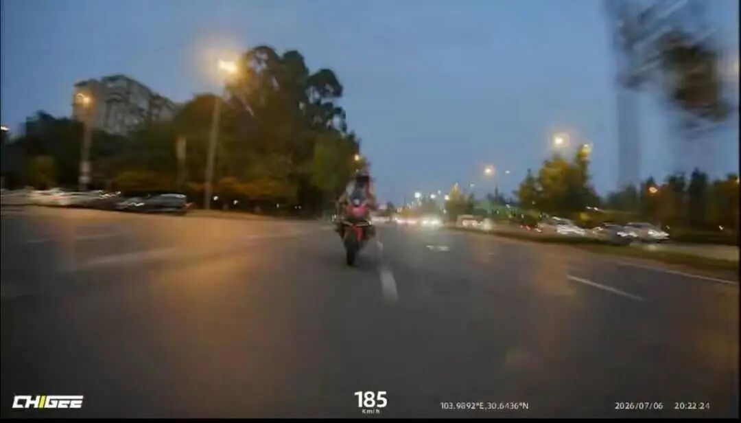 两男子在街头“斗气”飙车,弹射起步,摩托车狂飙到185公里/小时,公安:刑拘 两男子在街头“斗气”飙车,弹射起步,摩托车狂飙到185公里/小时,公安:刑拘