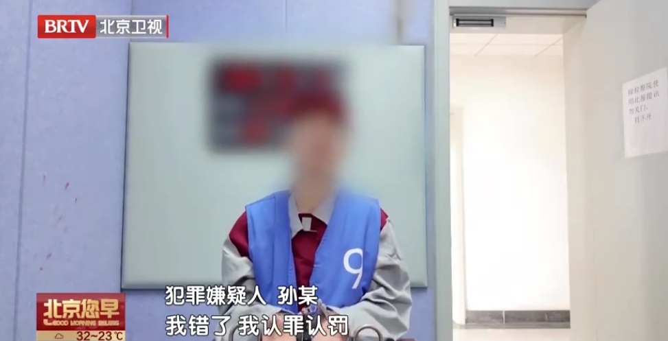 保姆偷走独居老人20多万金条，称“跟他闹着玩儿”