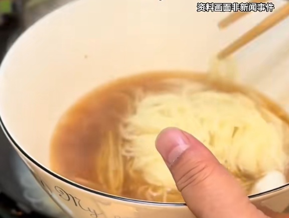 男子下班回家吃了一碗挂面后上吐下泻,发烧40℃险进ICU,医生提醒:1.2毫克就致命 男子下班回家吃了一碗挂面后上吐下泻,发烧40℃险进ICU,医生提醒:1.2毫克就致命