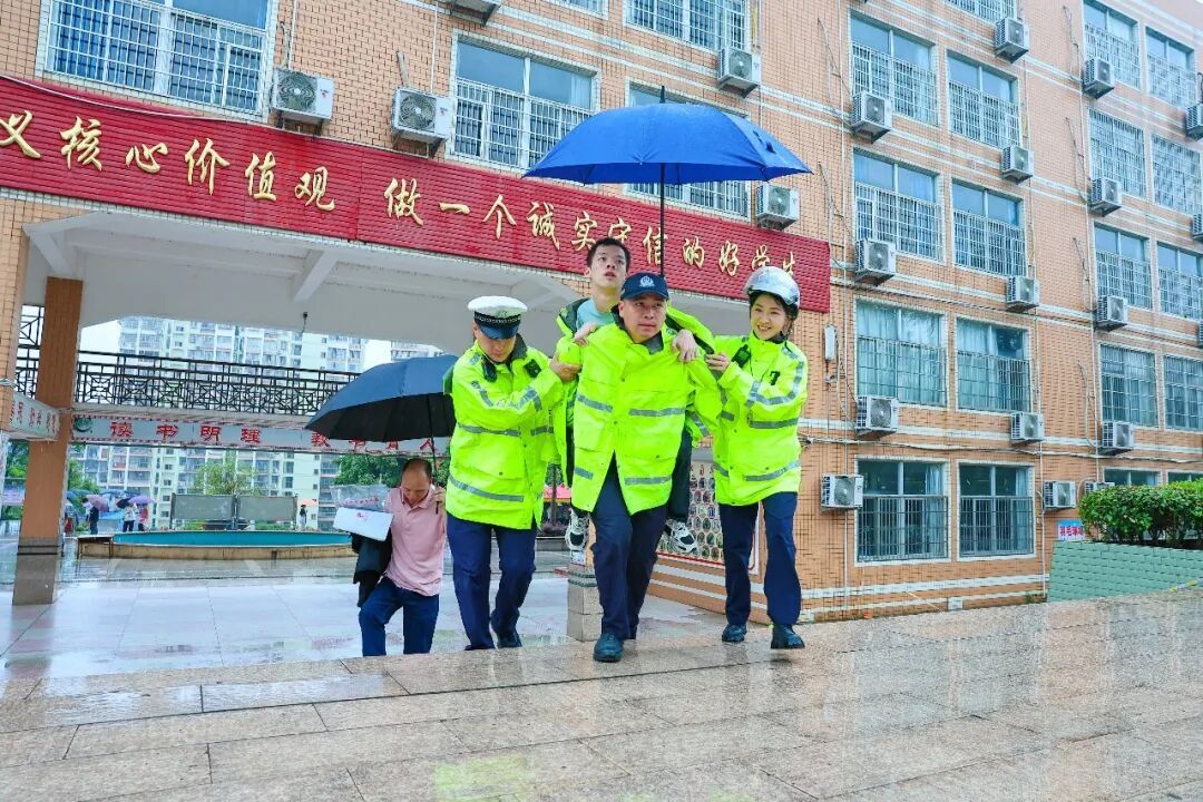157级台阶,挡不住少年的大学梦! 157级台阶,挡不住少年的大学梦!