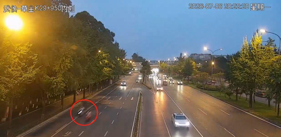 两男子在街头“斗气”飙车,弹射起步,摩托车狂飙到185公里/小时,公安:刑拘 两男子在街头“斗气”飙车,弹射起步,摩托车狂飙到185公里/小时,公安:刑拘
