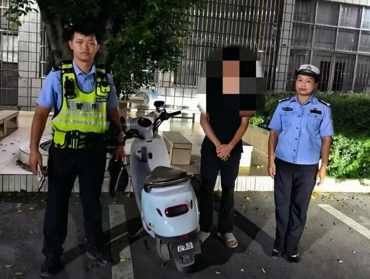 拆车牌时趁机冲卡逃逸,转头又晃到执勤点跟前... 拆车牌时趁机冲卡逃逸,转头又晃到执勤点跟前...
