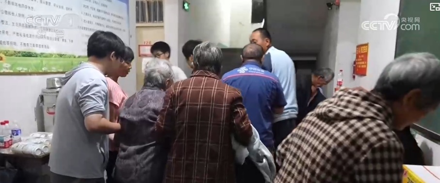 雨中营救与坚守 | “总有人是逆行者”，拼出生命通道→