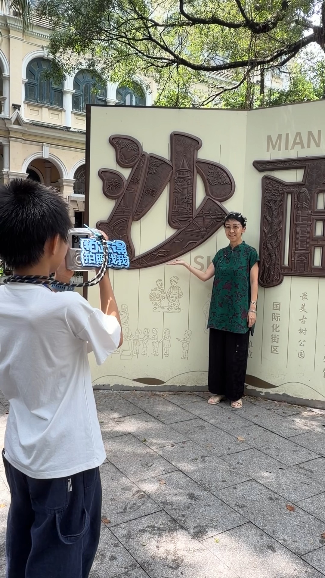广州12岁“小孩哥”火了!摆摊拍照赚钱,给自己最好的生日礼是成长 广州12岁“小孩哥”火了!摆摊拍照赚钱,给自己最好的生日礼是成长