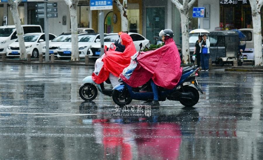 “白海豚”残涡持续发威,安徽多地拉响暴雨预警!雨何时停? “白海豚”残涡持续发威,安徽多地拉响暴雨预警!雨何时停?