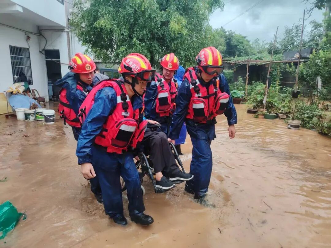 宜兴遭遇强降水,消防紧急救援! 宜兴遭遇强降水,消防紧急救援!