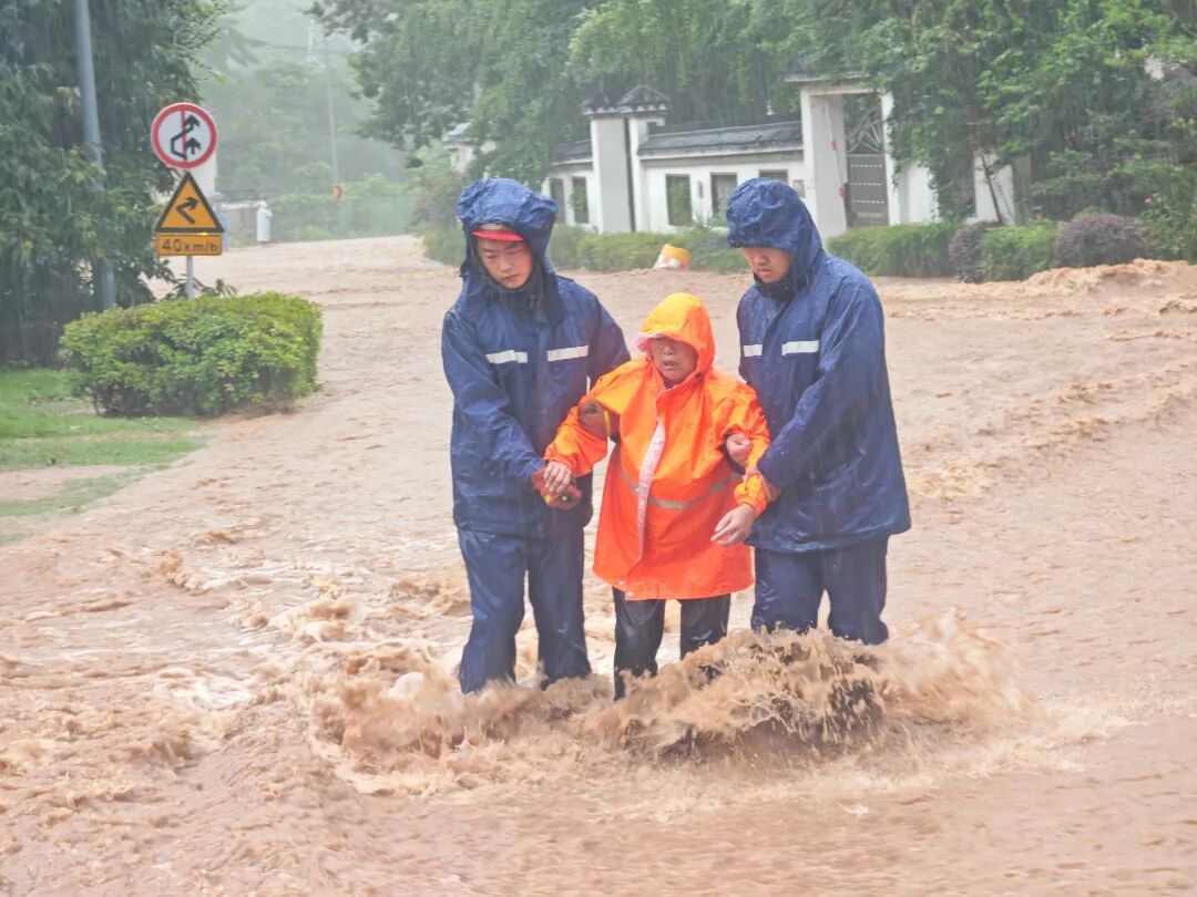 宜兴遭遇强降水,消防紧急救援! 宜兴遭遇强降水,消防紧急救援!