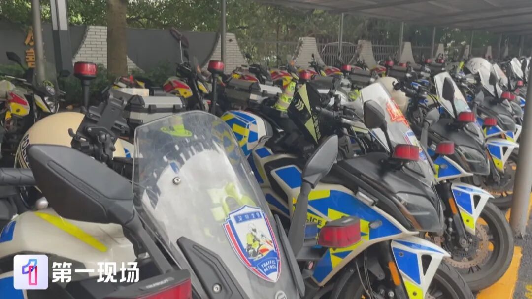 胆太大!一辆电动车挤5个人!15岁少年骑车载人被查,2000元罚单给家长敲警钟 胆太大!一辆电动车挤5个人!15岁少年骑车载人被查,2000元罚单给家长敲警钟