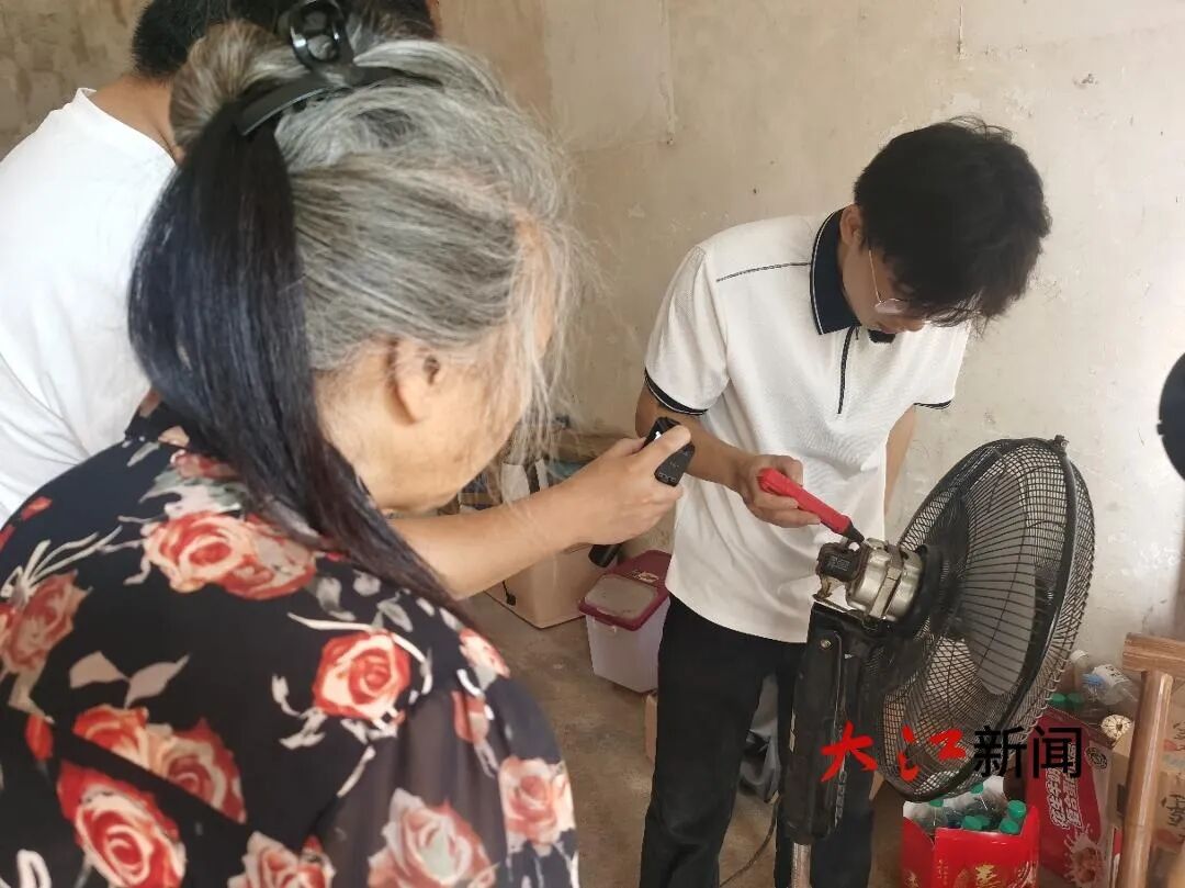 “我们在江西,为大爷大妈免费修电器” “我们在江西,为大爷大妈免费修电器”
