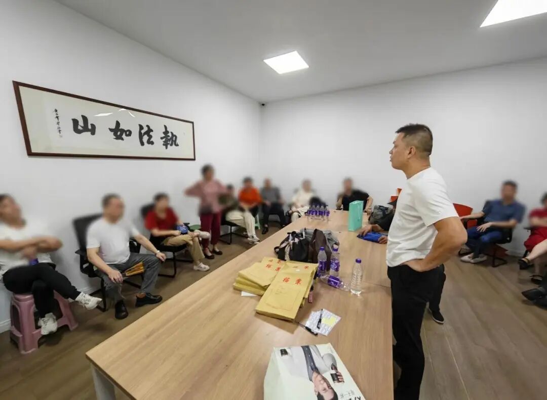 涉老诈骗再升级!一个套路,老人被“双向收割” 涉老诈骗再升级!一个套路,老人被“双向收割”