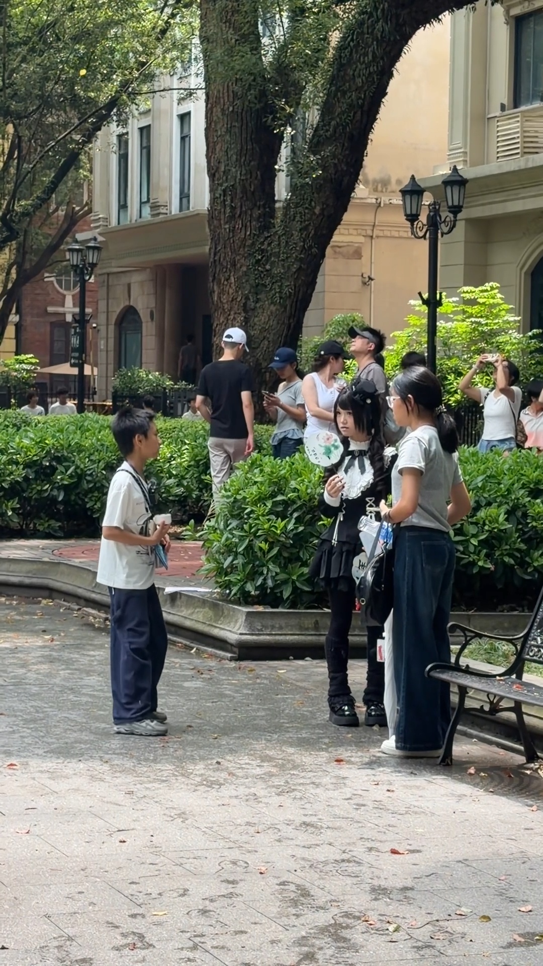 广州12岁“小孩哥”火了!摆摊拍照赚钱,给自己最好的生日礼是成长 广州12岁“小孩哥”火了!摆摊拍照赚钱,给自己最好的生日礼是成长