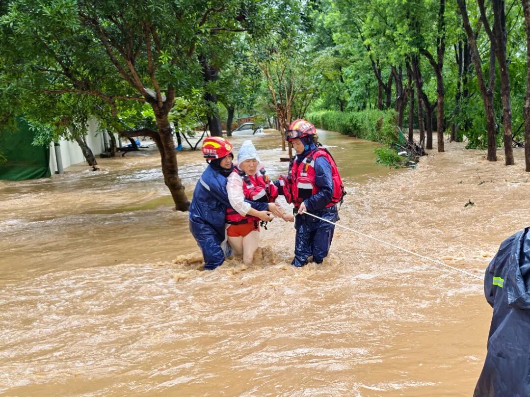 宜兴遭遇强降水,消防紧急救援! 宜兴遭遇强降水,消防紧急救援!