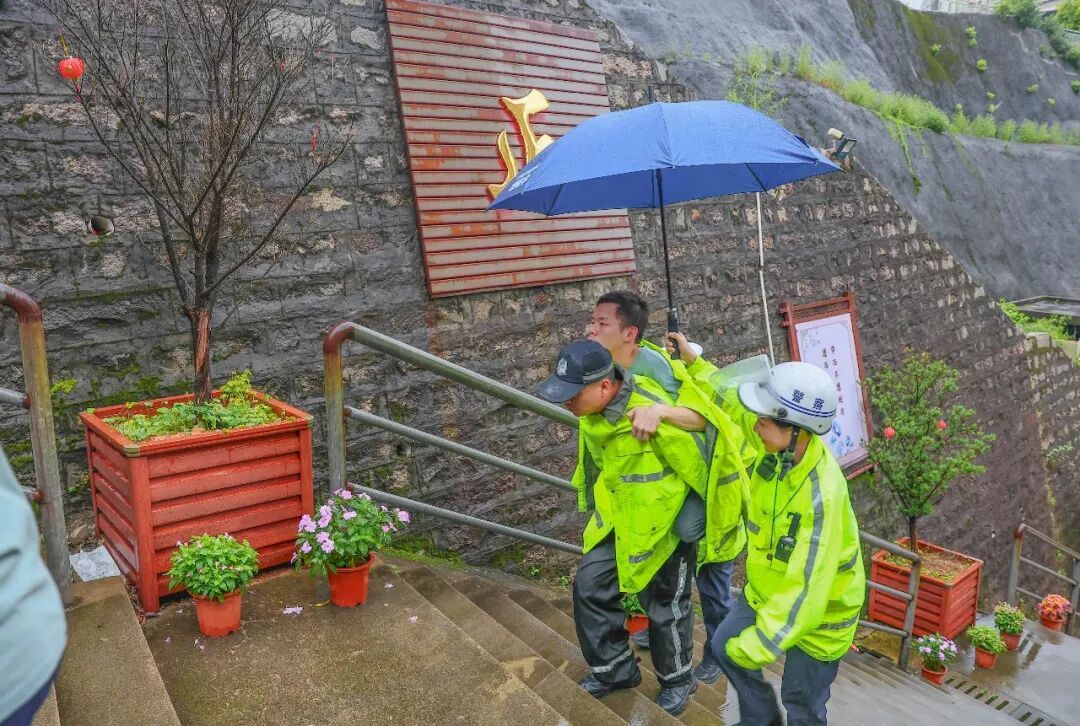 157级台阶,挡不住少年的大学梦! 157级台阶,挡不住少年的大学梦!