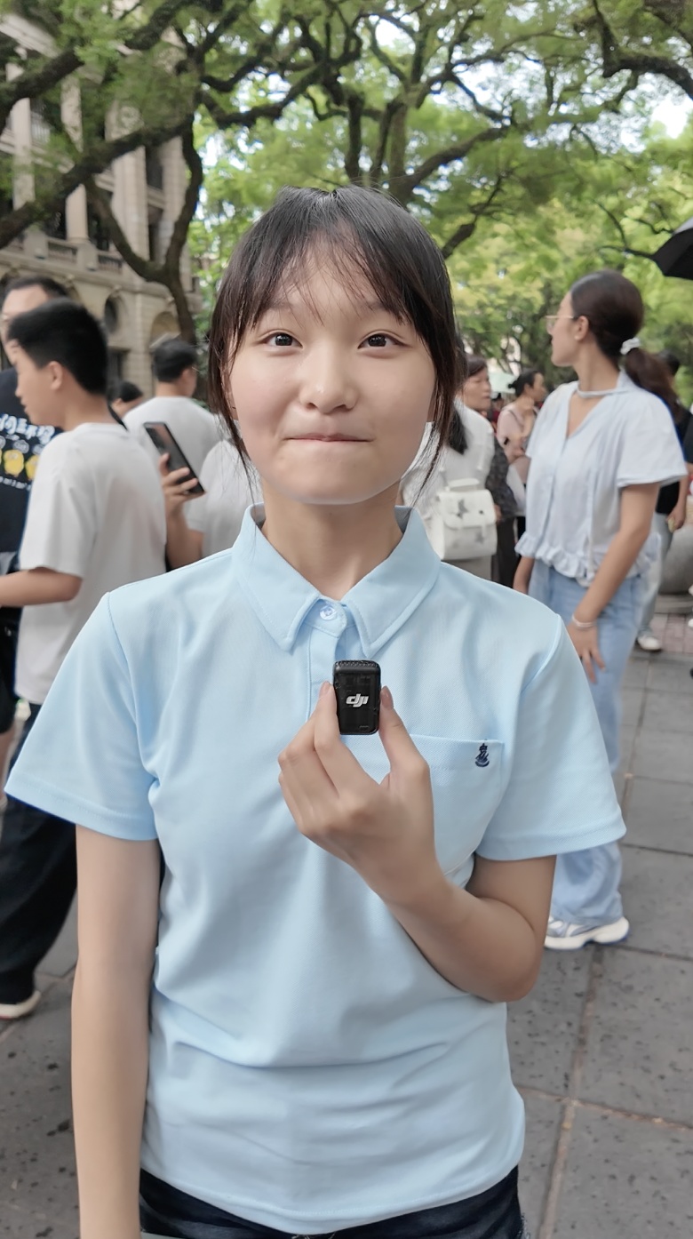 12岁“小孩哥”为游客拍照,3小时赚135元,母亲:脸皮变厚了,嘴巴变甜了 12岁“小孩哥”为游客拍照,3小时赚135元,母亲:脸皮变厚了,嘴巴变甜了