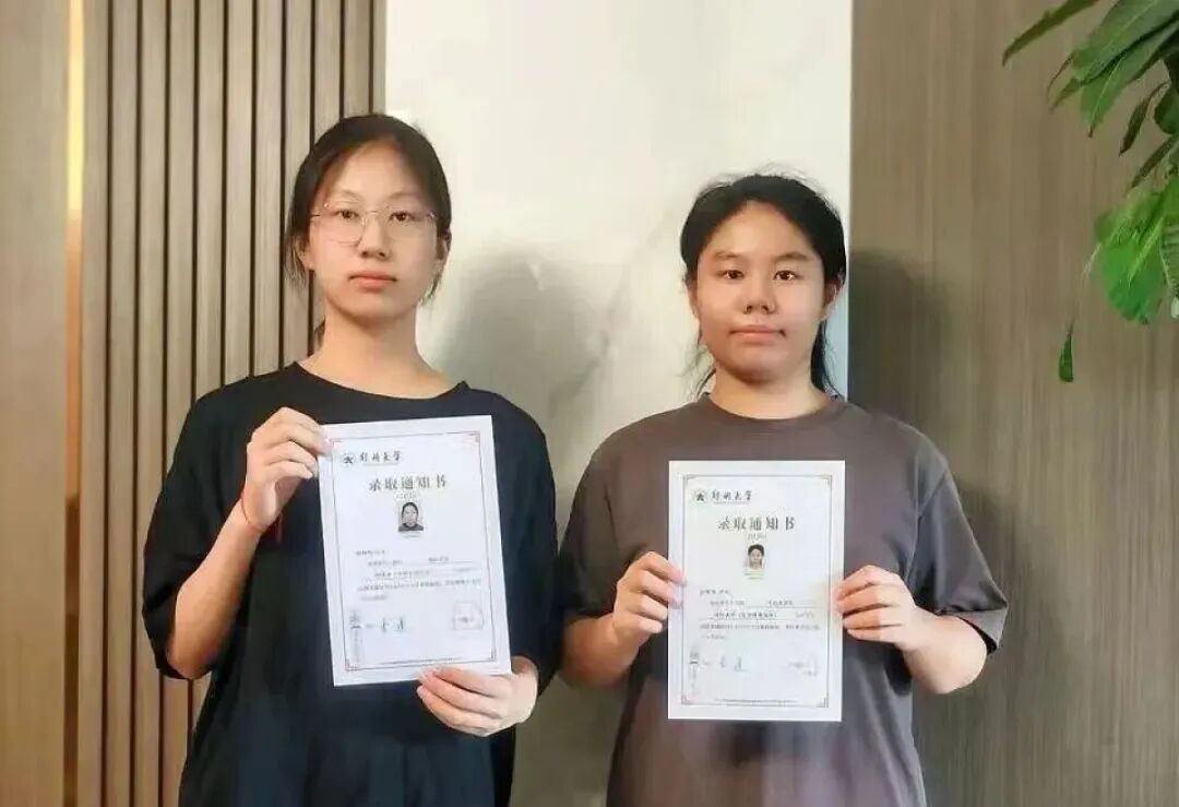 郑州大学迎12对双胞胎新生,其中两对高考只差1分 郑州大学迎12对双胞胎新生,其中两对高考只差1分