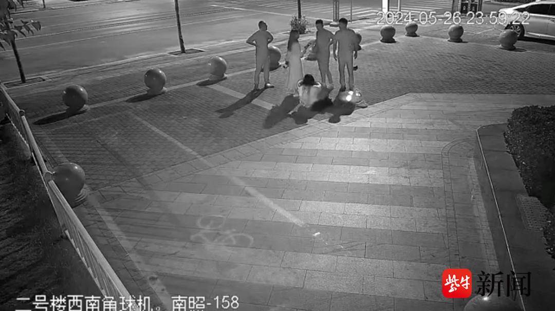 男子将当街踹女儿的父亲放倒致其轻伤，一审被判故意伤害，重审将开庭