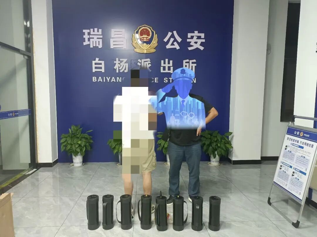 已“上头”的他,竟与民警抢气罐! 已“上头”的他,竟与民警抢气罐!