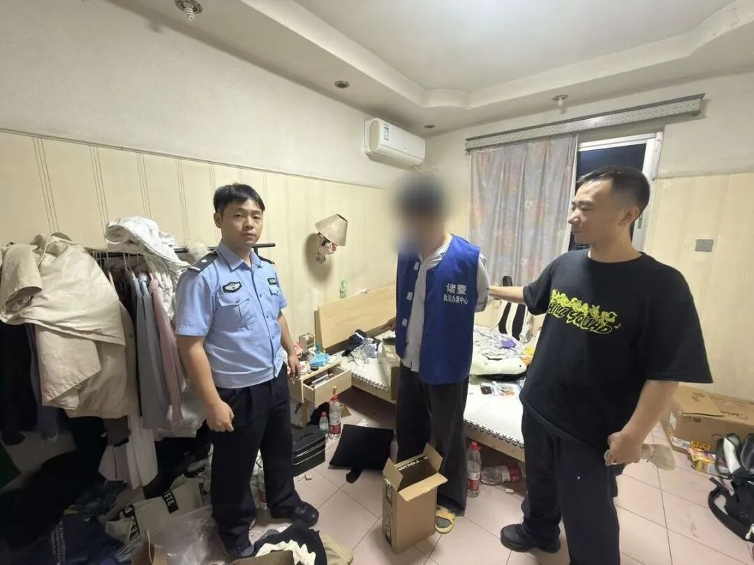 浙江一男子没钱还贷又想出去旅游,3次偷偷潜入女室友房间,偷取5200元及金手链 浙江一男子没钱还贷又想出去旅游,3次偷偷潜入女室友房间,偷取5200元及金手链