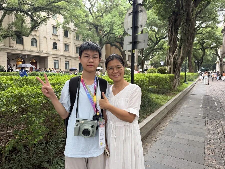 12岁“小孩哥”为游客拍照,3小时赚135元,母亲:脸皮变厚了,嘴巴变甜了 12岁“小孩哥”为游客拍照,3小时赚135元,母亲:脸皮变厚了,嘴巴变甜了