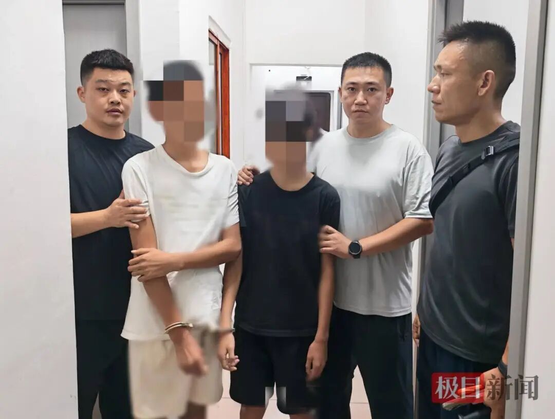 三男子“买”手机时,突然拿了6部手机撒腿就跑,武汉警方7小时追回,嫌疑人被刑拘 三男子“买”手机时,突然拿了6部手机撒腿就跑,武汉警方7小时追回,嫌疑人被刑拘