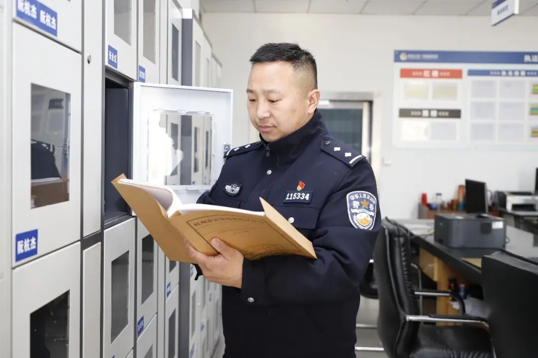 “都去年的事了,还来抓我?” “都去年的事了,还来抓我?”