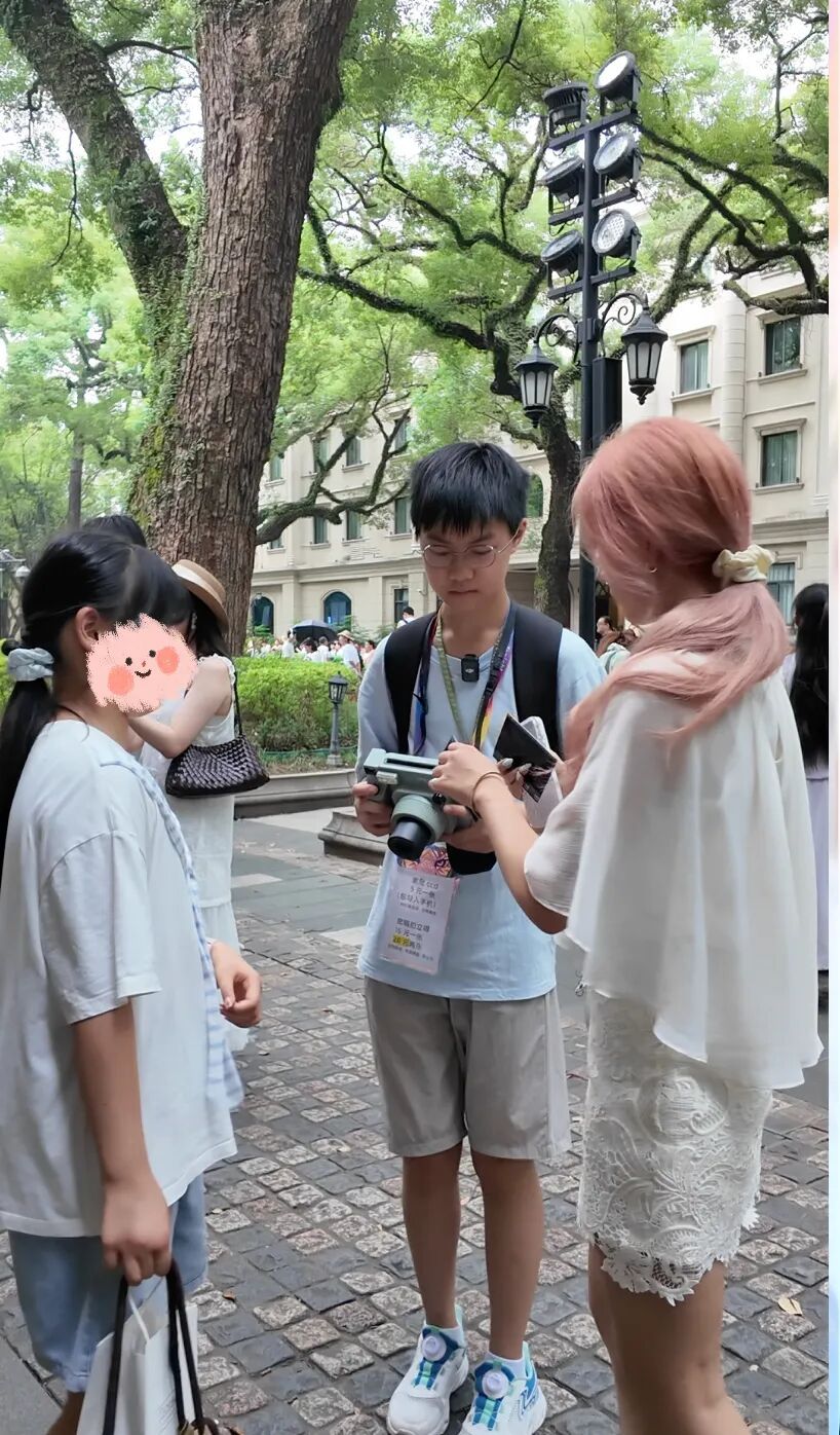 12岁“小孩哥”为游客拍照,3小时赚135元,母亲:脸皮变厚了,嘴巴变甜了 12岁“小孩哥”为游客拍照,3小时赚135元,母亲:脸皮变厚了,嘴巴变甜了