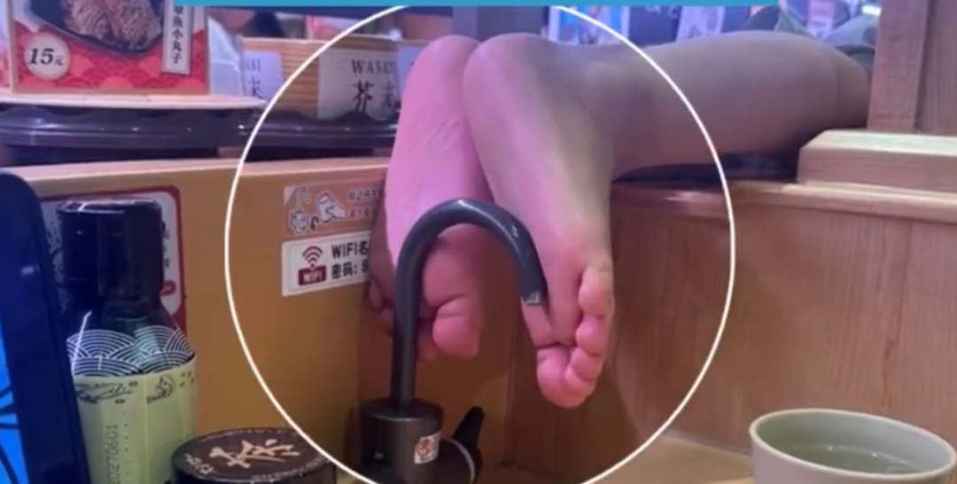 小孩将双脚伸到邻桌提供热水的直饮水龙头,寿司郎回应→ 小孩将双脚伸到邻桌提供热水的直饮水龙头,寿司郎回应→