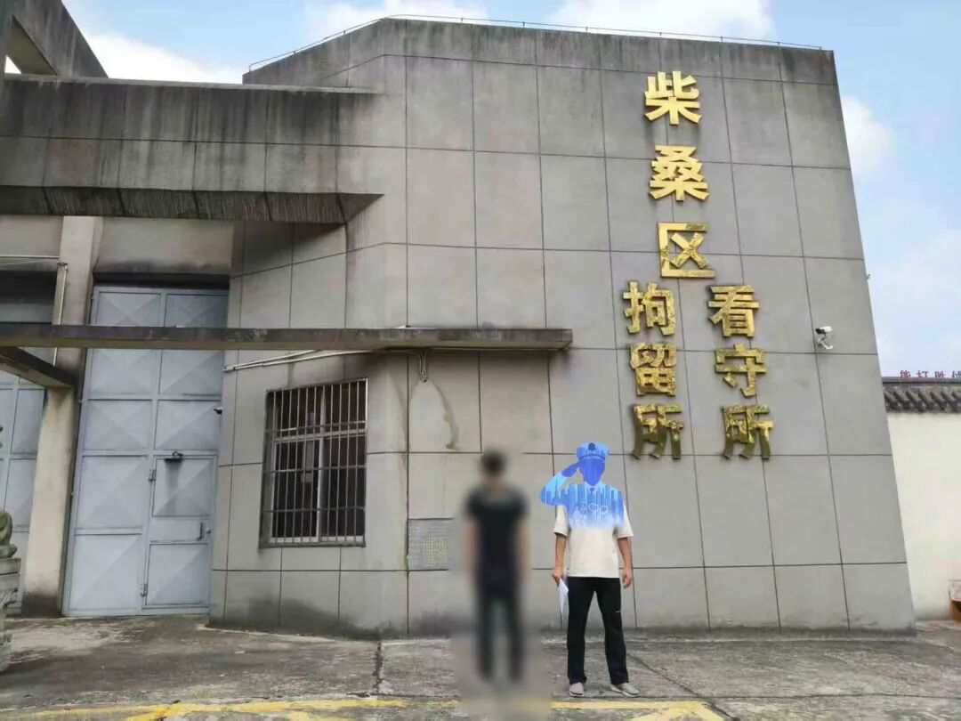 已“上头”的他,竟与民警抢气罐! 已“上头”的他,竟与民警抢气罐!
