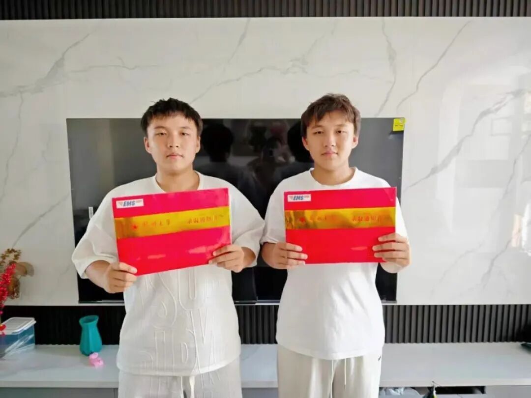 郑州大学迎12对双胞胎新生,其中两对高考只差1分 郑州大学迎12对双胞胎新生,其中两对高考只差1分