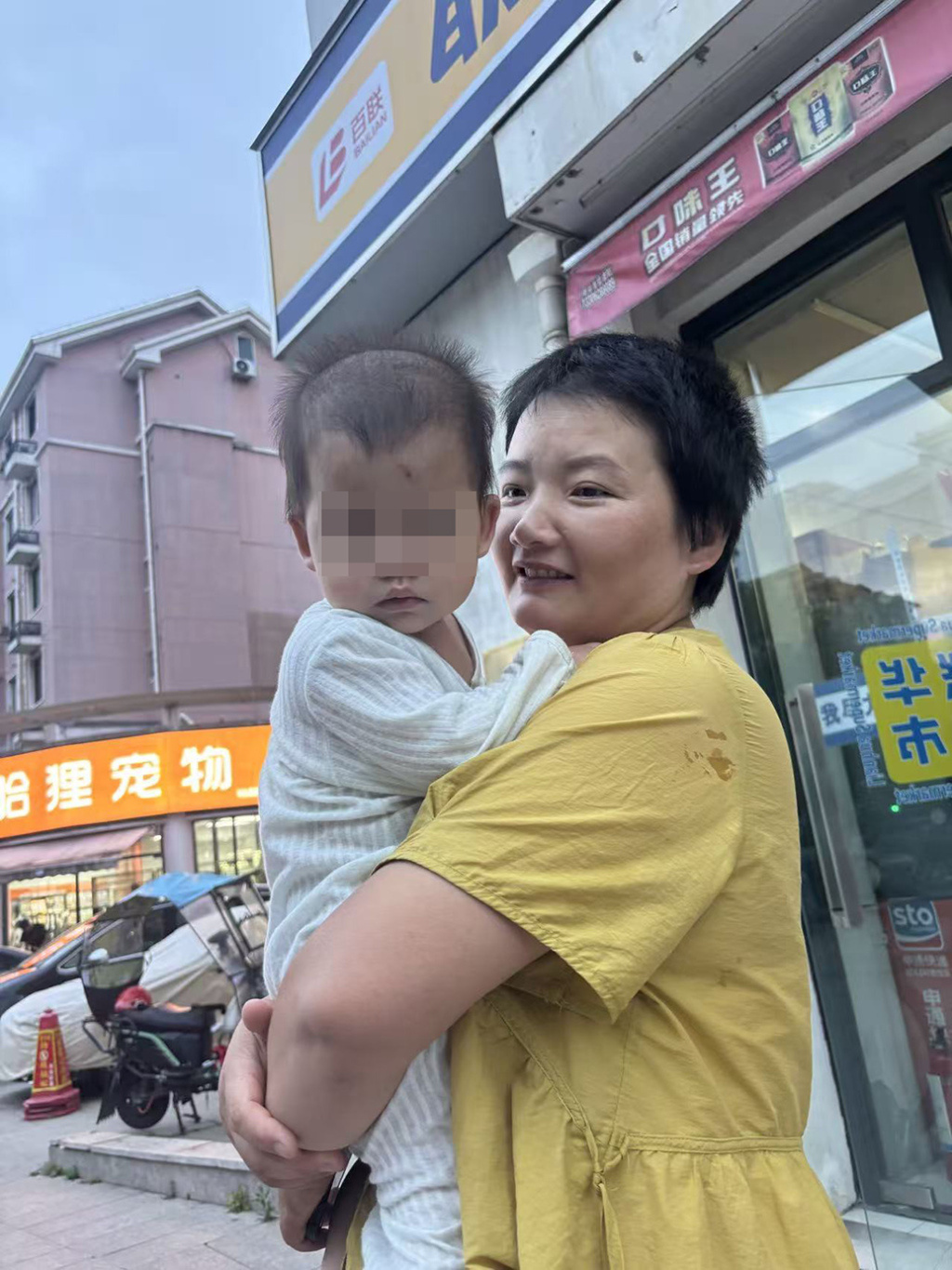 台风天把孩子临时托付给店主之后，这位骑手妈妈收到了陌生人的善意