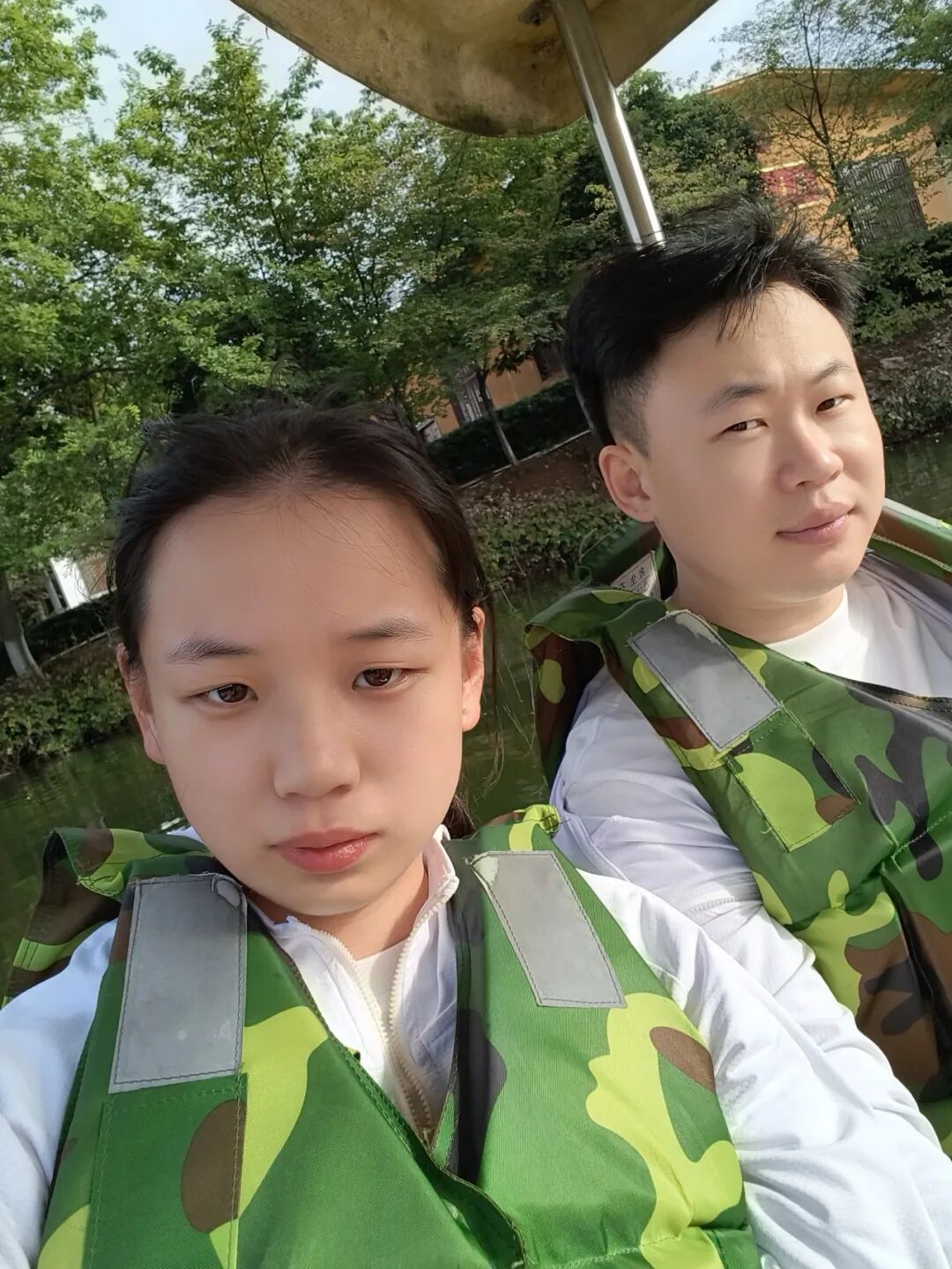 杭州九旬老人深夜独自外出,意外走失街头,年轻夫妻一个动作救回老人...... 杭州九旬老人深夜独自外出,意外走失街头,年轻夫妻一个动作救回老人......