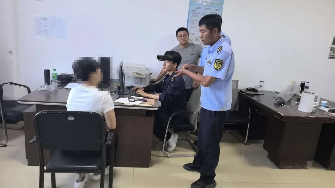 女子在洱海边刷洗鞋子，大理通报：当事人系首次违法，被行政处罚