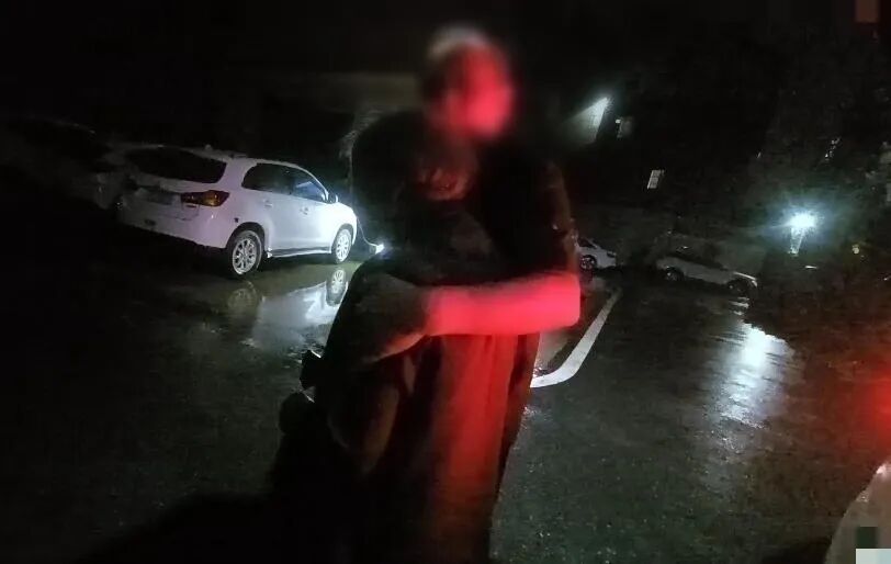 杭州九旬老人深夜独自外出,意外走失街头,年轻夫妻一个动作救回老人...... 杭州九旬老人深夜独自外出,意外走失街头,年轻夫妻一个动作救回老人......