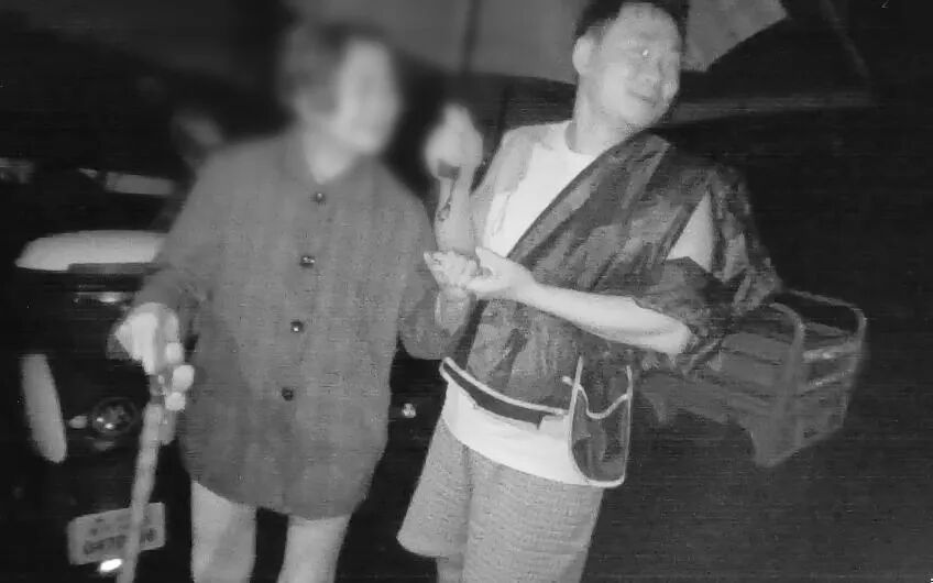 杭州九旬老人深夜独自外出,意外走失街头,年轻夫妻一个动作救回老人...... 杭州九旬老人深夜独自外出,意外走失街头,年轻夫妻一个动作救回老人......