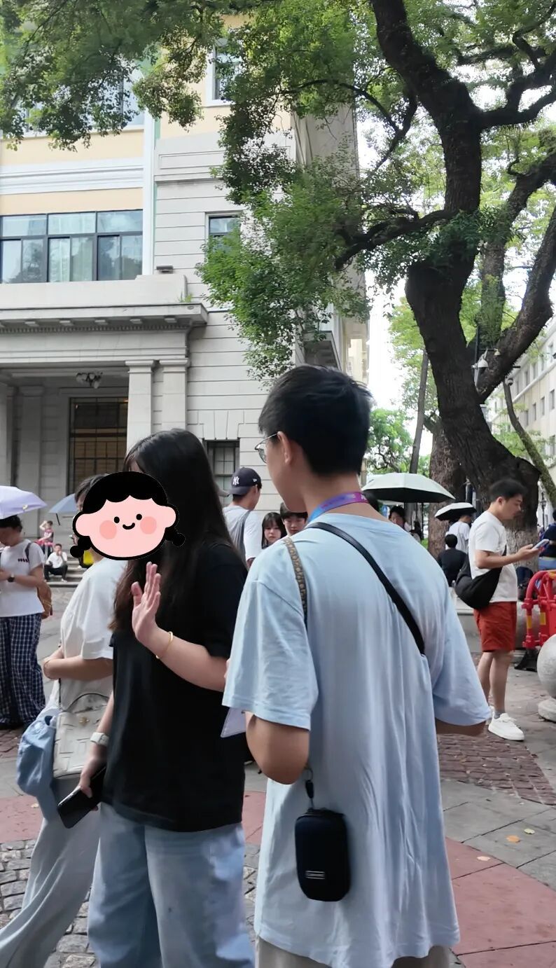 12岁“小孩哥”为游客拍照,3小时赚135元,母亲:脸皮变厚了,嘴巴变甜了 12岁“小孩哥”为游客拍照,3小时赚135元,母亲:脸皮变厚了,嘴巴变甜了