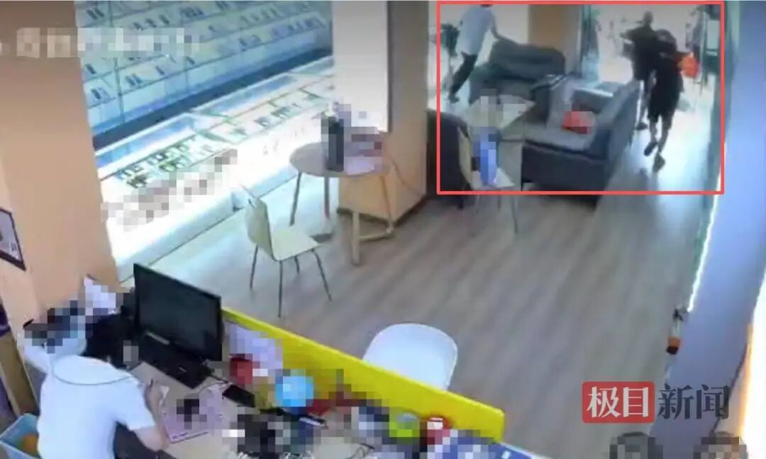三男子“买”手机时,突然拿了6部手机撒腿就跑,武汉警方7小时追回,嫌疑人被刑拘 三男子“买”手机时,突然拿了6部手机撒腿就跑,武汉警方7小时追回,嫌疑人被刑拘